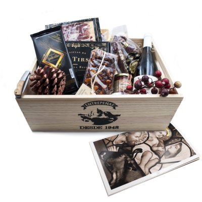 Caja de madera con productos gourmet seleccionados